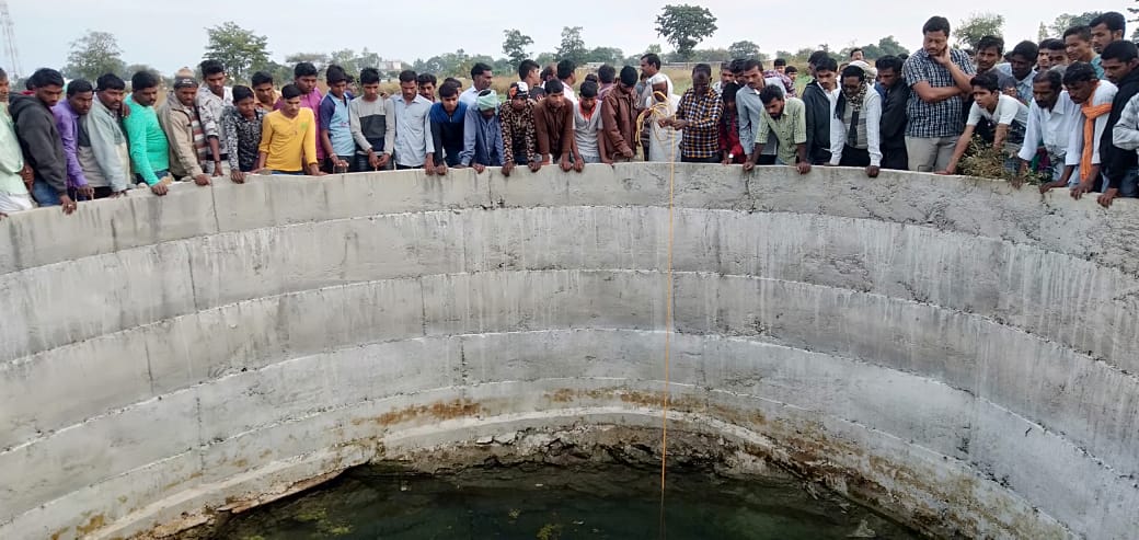 ना दुष्काळी पथकाकडून पाहणी, ना भेट, शेतकरी दाम्पत्य 10 तास ताटकळत