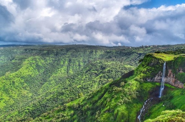 बॉलीवूड पदार्पणाच्या सिनेमातच प्रिया प्रकाश वादात